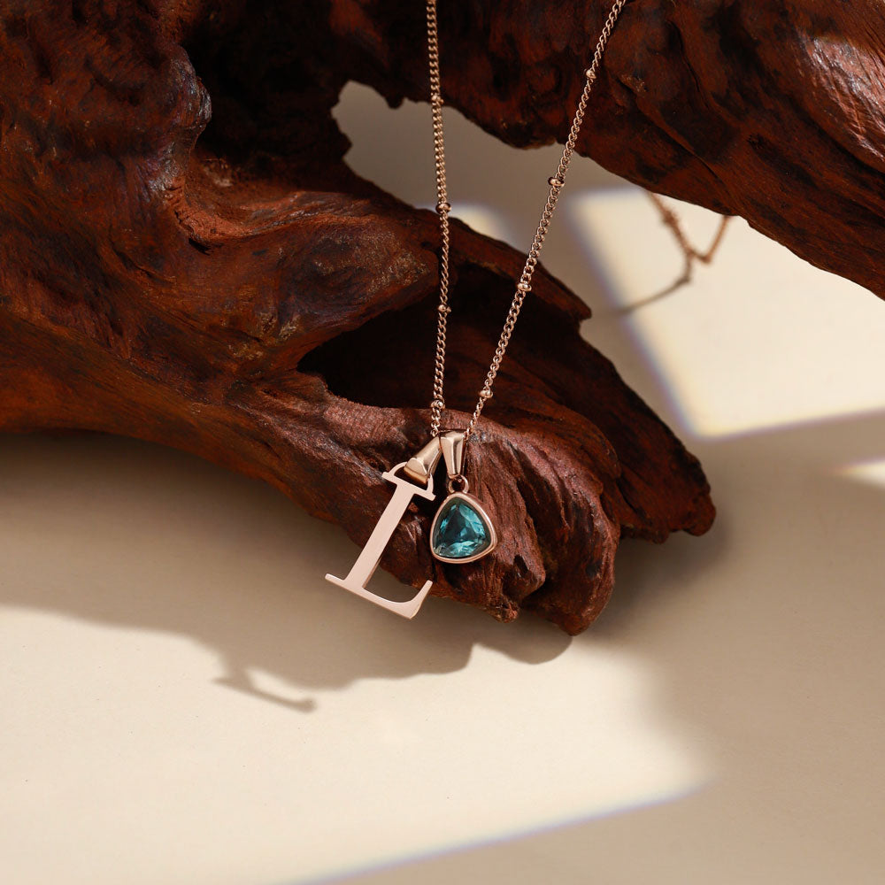 Halskette mit Buchstaben und Geburtsmonat-Stein